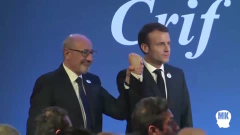 LE MARIONNETTISTE AGITE LE BRAS DE SA MARIONNETTE MACRONSESCU !!!