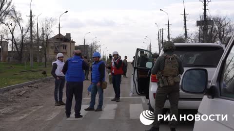 Ruské ministerstvo obrany zveřejnilo video z evakuace civilistů z Azovstalu