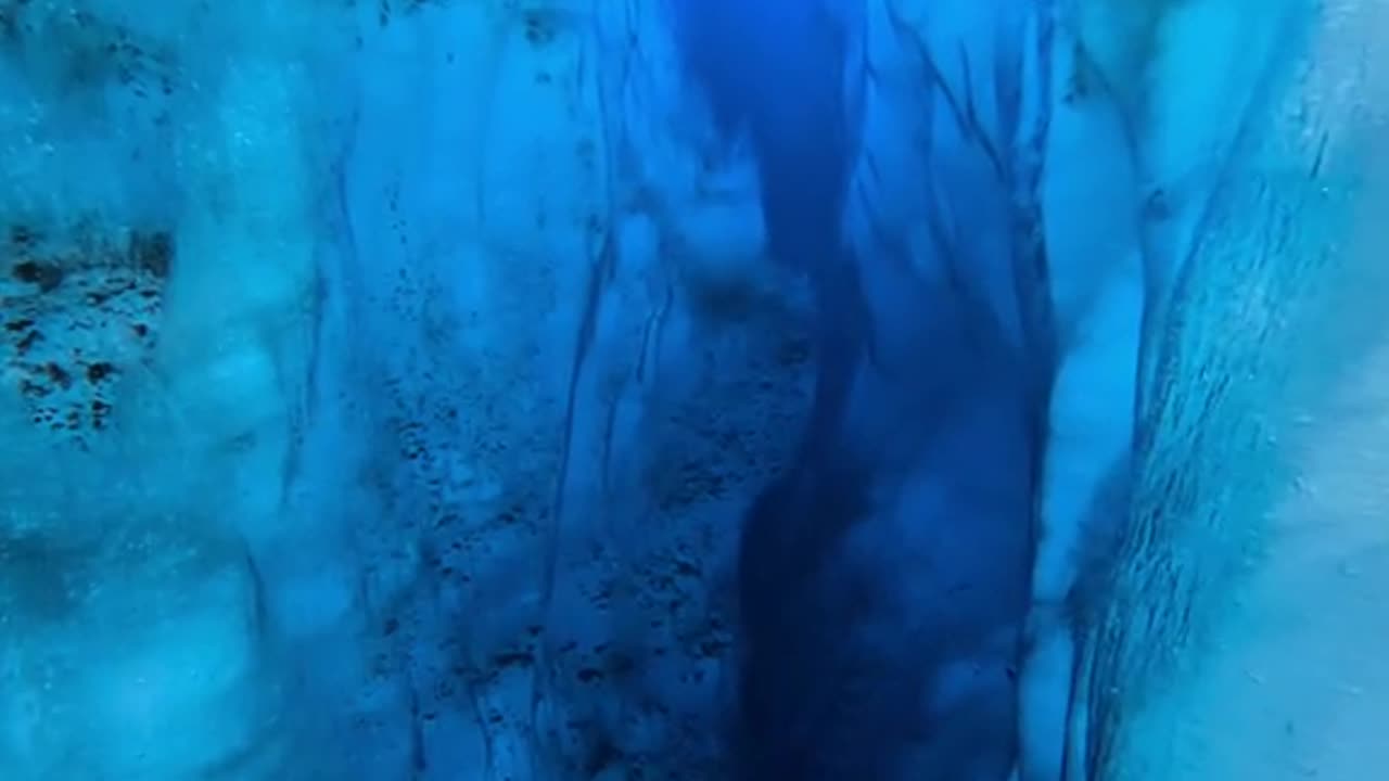 The depths of this glacier lake in Iceland are kinda far out 😍 #iceland #glacier