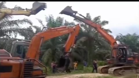 3 men in excavators fight over palm oil territory dispute