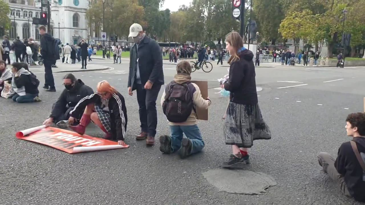 Far-left activists from pro-Palestine group ‘Youth Demand’ block off Parliament