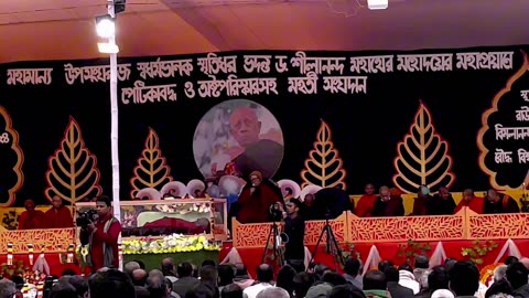 পূণ্যদান উৎসর্গ করছেন উপ-সংঘরাজ শ্রদ্ধেয় ধর্মপ্রিয় মহাথের