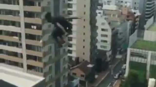 Insane Jump inbetween buildings.