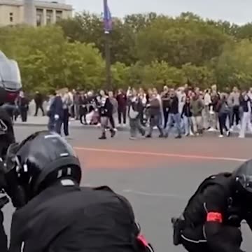 French police simultaneously lift Just Stop Oil eco protesters to shouts of 'bravo'.mp4