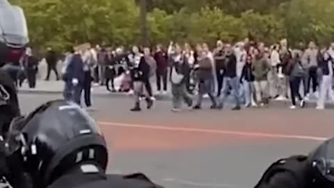 French police simultaneously lift Just Stop Oil eco protesters to shouts of 'bravo'.mp4