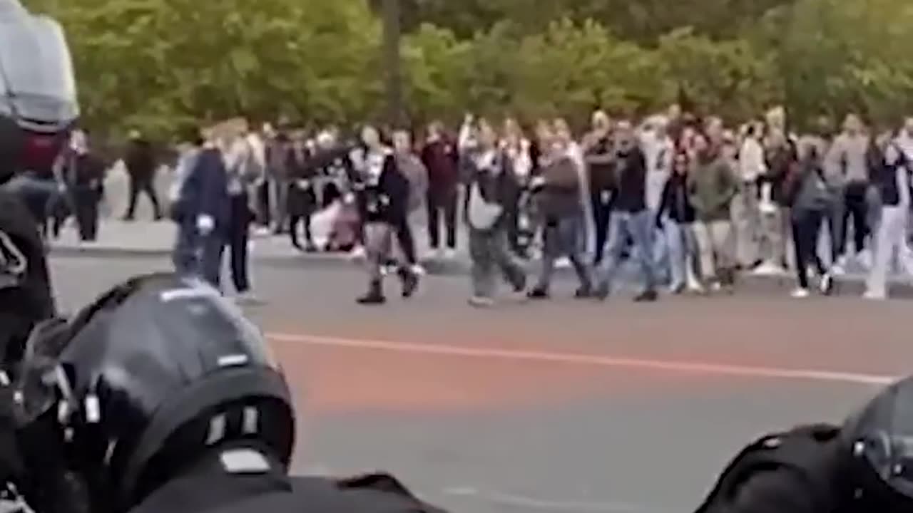 French police simultaneously lift Just Stop Oil eco protesters to shouts of 'bravo'.mp4