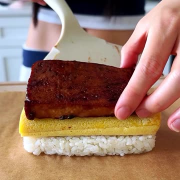 Vegan Musubi with Mung bean “eggs” & Glazed Tofu “Spam”