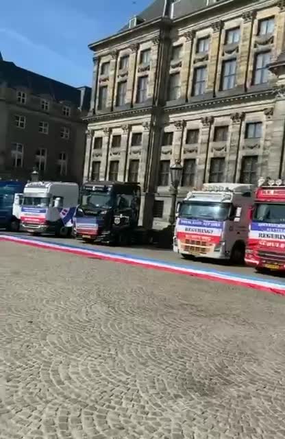 Holandští farmáři a řidiči kamionů přijeli na společný protest do Amsterodamu