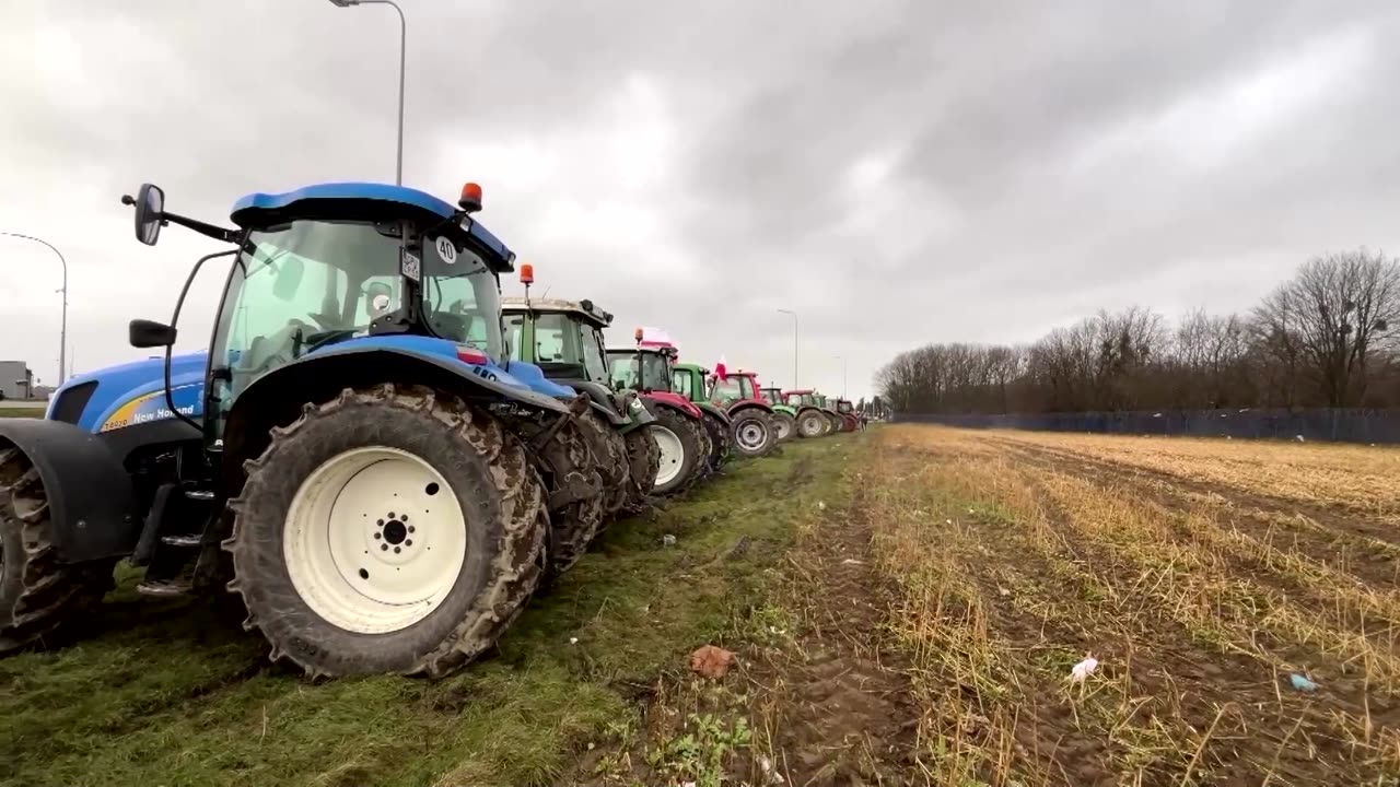 Polish farmers block main roads in protest