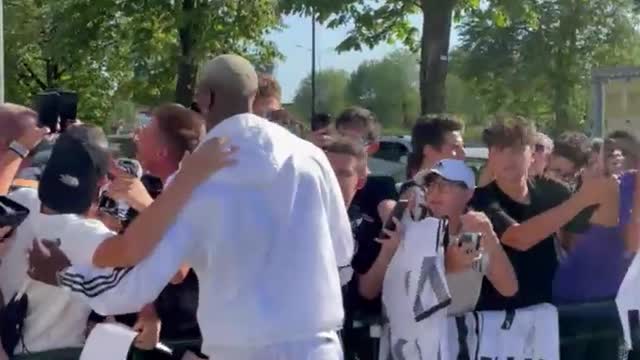 Paul Pogba with Juventus fans now celebrating the comeback. ⚪️⚫️🤝 #Juventus