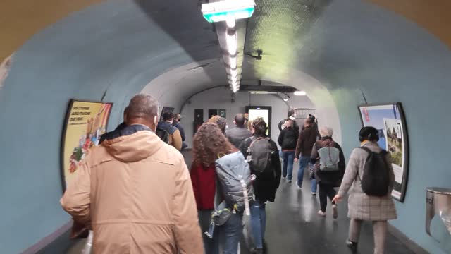 Rush hour in the Paris Métro