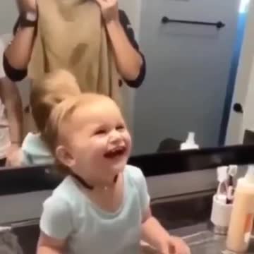 마스크를 착용하지 않은 아버지를 처음 본 아이의 변화를 지켜보세요