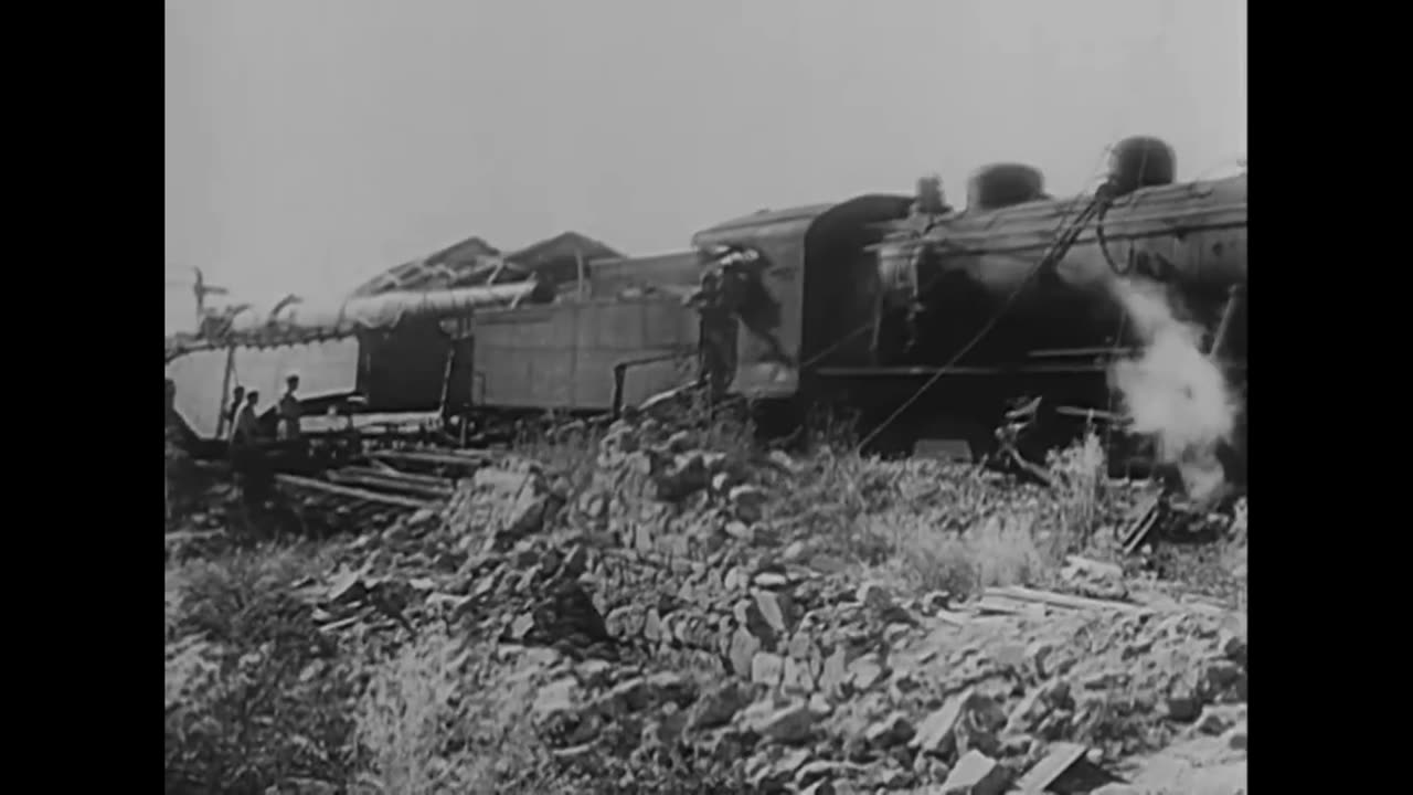 One_of_two_krupp_k5_railway_guns_that_bombarded