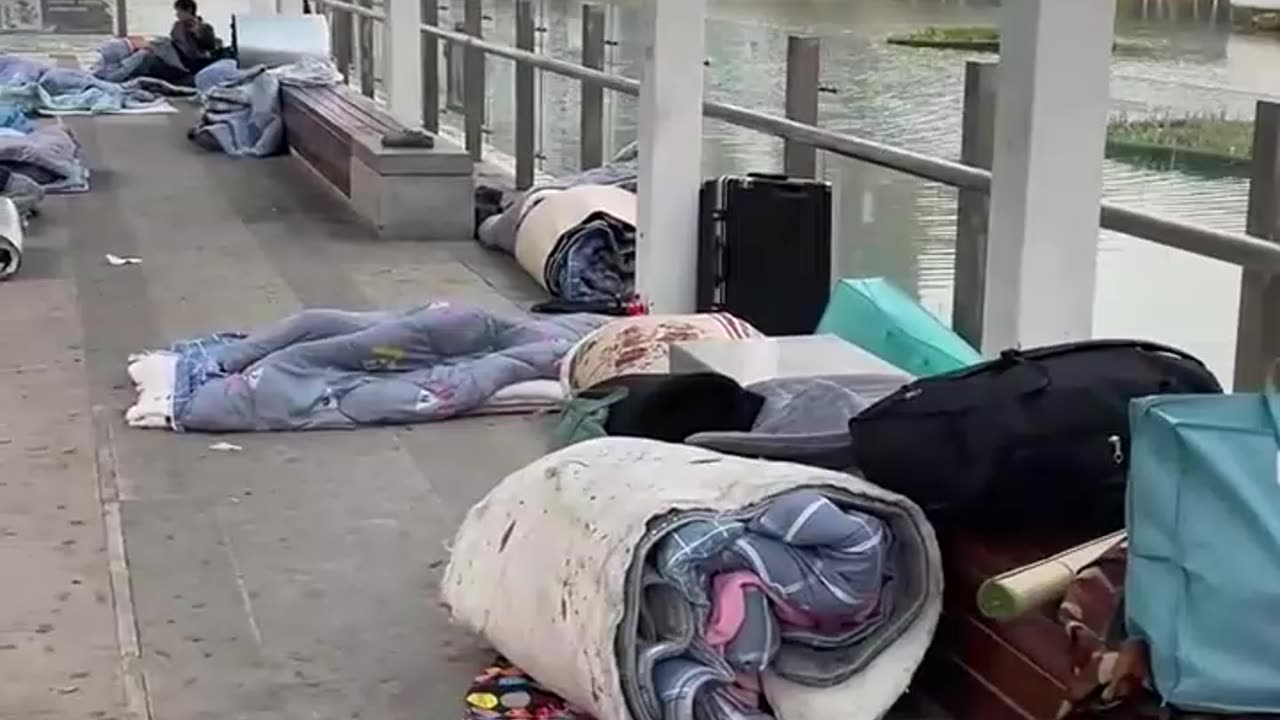 Suzhou Bo Yue computer city, lying a lot of homeless people