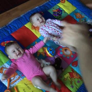 Dad makes twin babies laugh hysterically