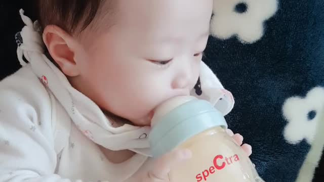 A 100-day-old baby eats milk alone.