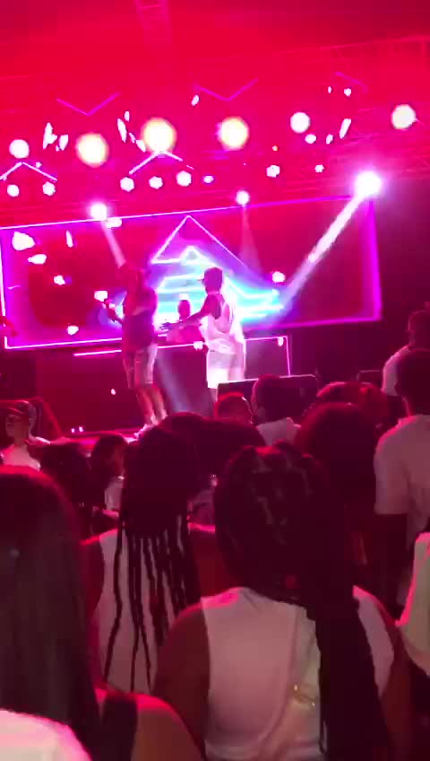 Jader Tremendo tiene altercado con fanático en tarima