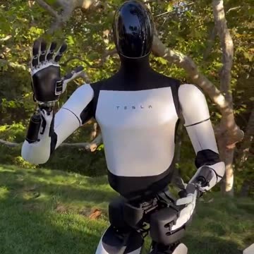 TESLA ALLOWS KIM KARDASHIAN TO INTERACT WITH OPTIMUS ROBOT