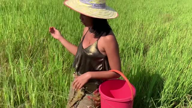 Farm girl in the wild Day 8 Hunting crabs in swamp