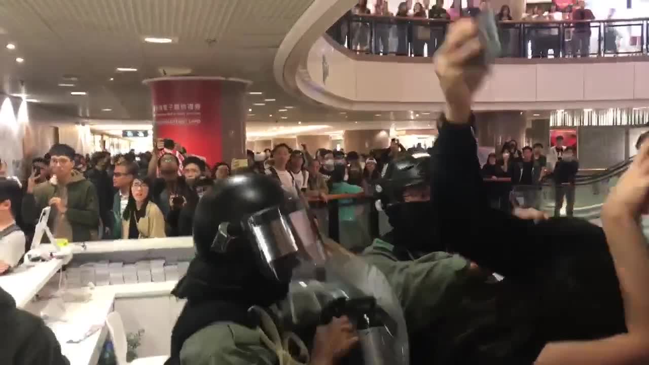 尖沙咀2019年12月21號 "和你shop"：克警瘋狂噴椒 推撞市民
