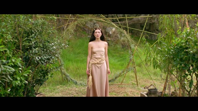 beautiful girl, beautiful singing