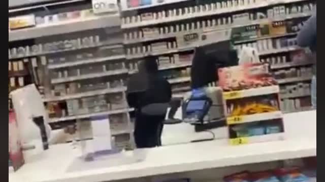 Looters stealing cigarettes from a Chicago Walgreens.