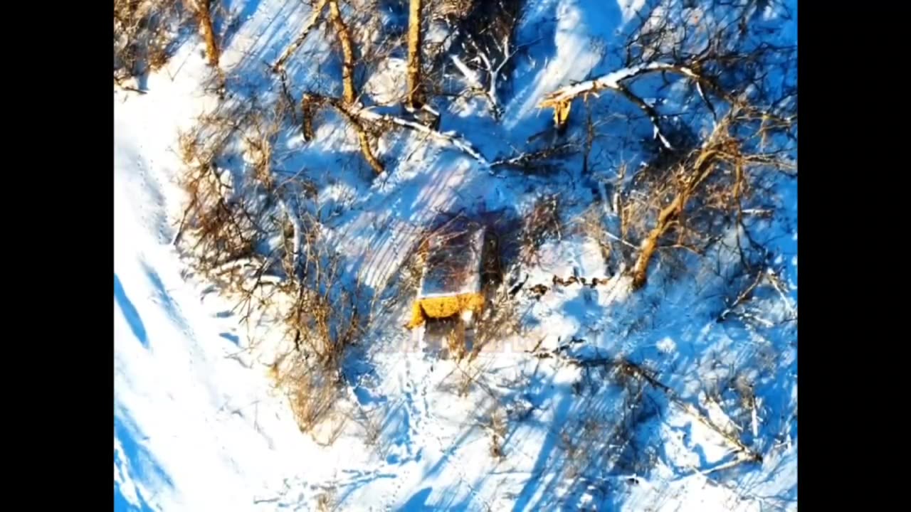 🇷🇺🇺🇦 Video of the use of reusable FPV drones on Ukrainian soldiers and positions