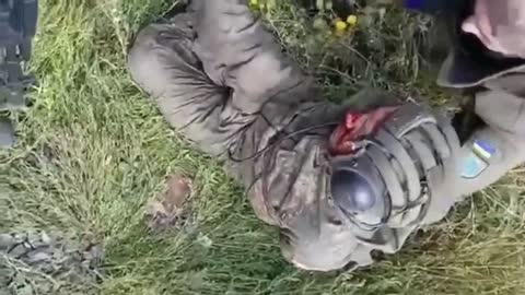 Ukrainische Soldaten zogen den russischen Kapitän aus dem brennenden Panzer. Anmelden