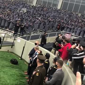 追尋真相……西點軍校的高級將領們的肯定、支持，以高聲歡呼“USA”！熱烈迎接他們心目中，高票選舉出來的“真總統”_川普總統