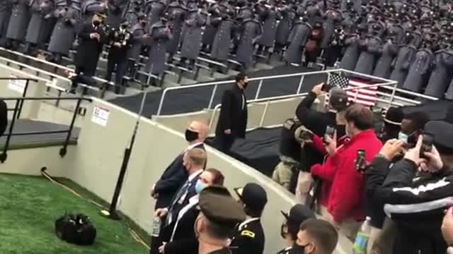 追尋真相……西點軍校的高級將領們的肯定、支持，以高聲歡呼“USA”！熱烈迎接他們心目中，高票選舉出來的“真總統”_川普總統