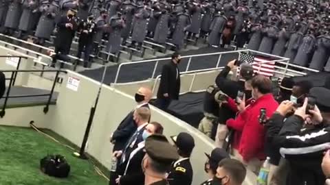 追尋真相……西點軍校的高級將領們的肯定、支持，以高聲歡呼“USA”！熱烈迎接他們心目中，高票選舉出來的“真總統”_川普總統