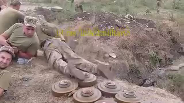Zábava opilých ukrajinských vojáků procházení se po protitankových minách
