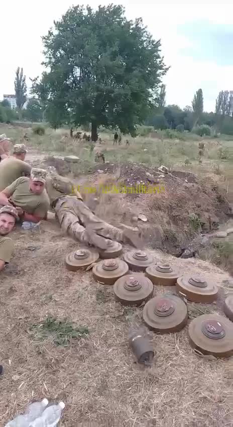 Zábava opilých ukrajinských vojáků procházení se po protitankových minách