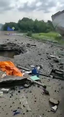 The Russians destroy roads and bridges leading to Łysychansk from helicopters
