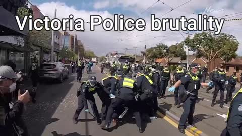 In Melbourne 👆🏻 Victoria Police 👮‍♂️ attack innocent protesters. 18/09/21