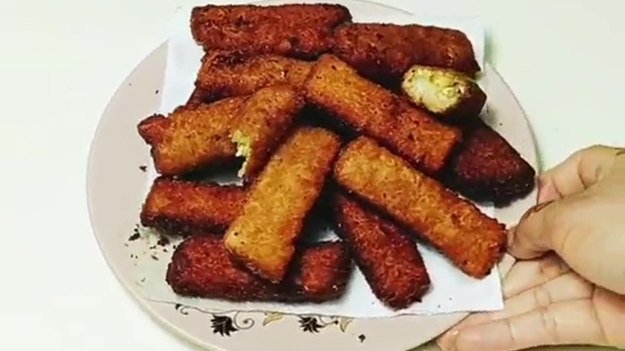 A quick afternoon snack with potatoes and bread