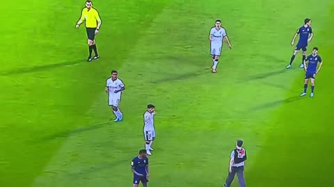 مشجع يضرب الاعب
