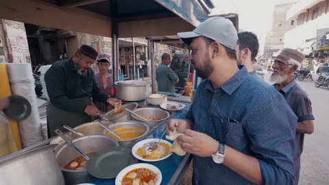 Sabir Nihari aur Irshad Bhai ke Dal Chawal in Urdu Bazar Old Karachi Street Food