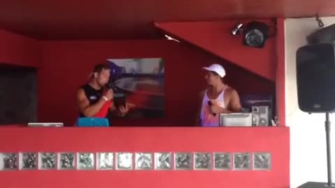 We are pretending that we´re live taliking in the morning radio show
