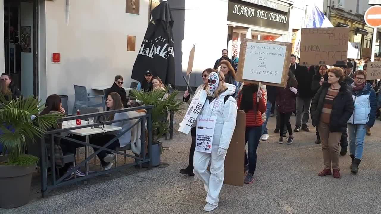 Les Masques BLancs Lyon Hommage aux enfants DCD après injec à la Manif de Vienne le 26 fevrier 2022