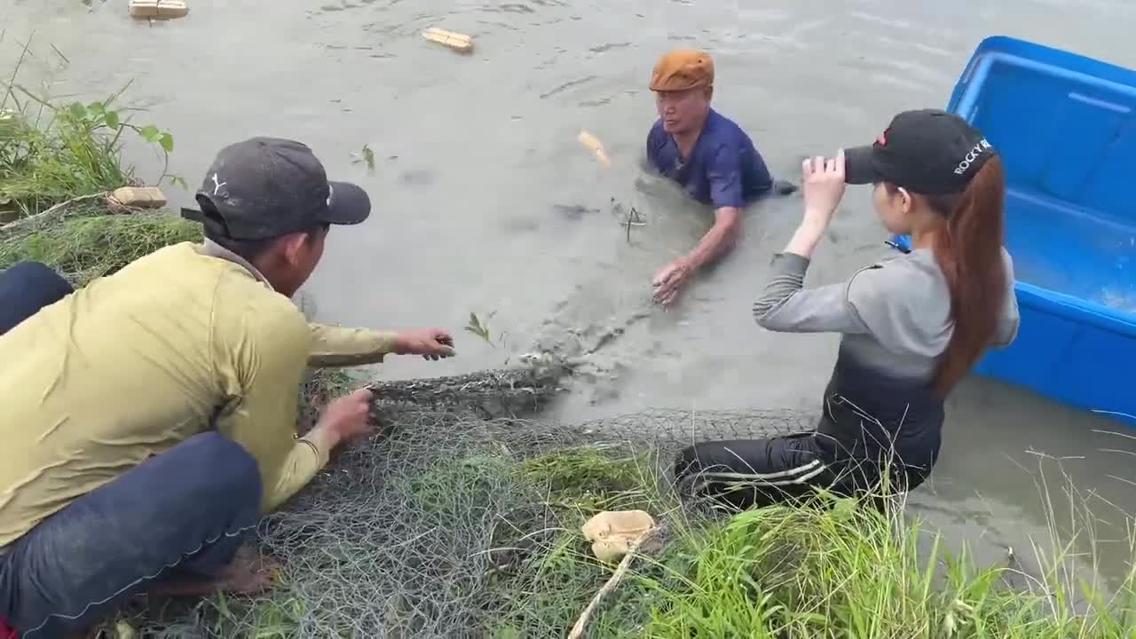 First Time Girl Cast Net Fishing DEFEATED By MONSTER Fish!-15