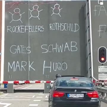 Protestující píší v Holandsku svá hesla na padací mosty