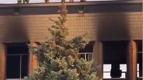 Ukrainian soldiers waving their flag in the center of Izyum