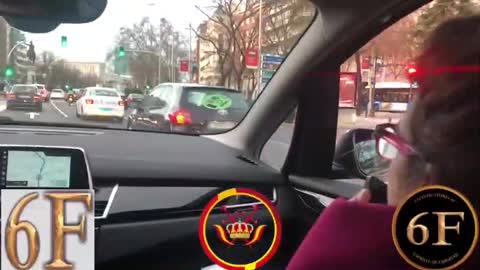 Pilar Baselga recorre las calles de Madrid en un coche con megafonía