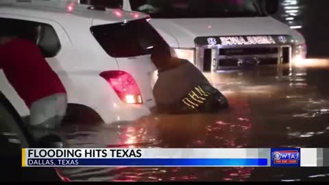 Flooding in Texas leaves cars stranded