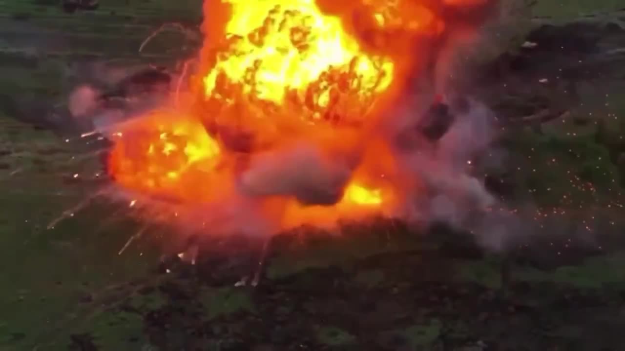 Powerful detonation of the ammunition cannon of a Russian tank in the direction of Donetsk