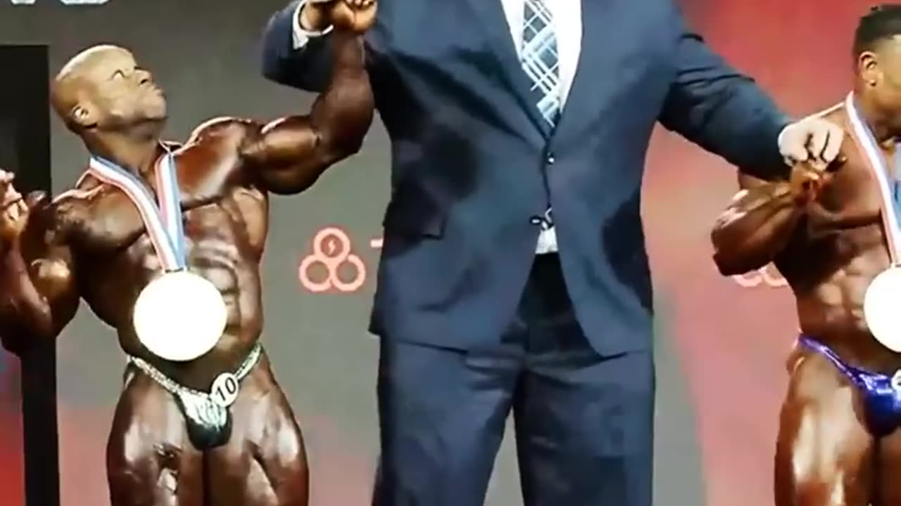 Strongman vs bodybuilder