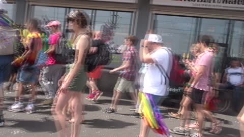 Gay Pride Rotterdam 2022 we gaan de Erasmusbrug op met ze allen.