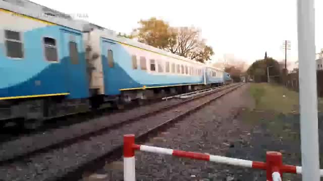 EMD General Motors GT22 A903 con el Cordobés pasando entre Malaver y San Andrés rumbo a Retiro LSM