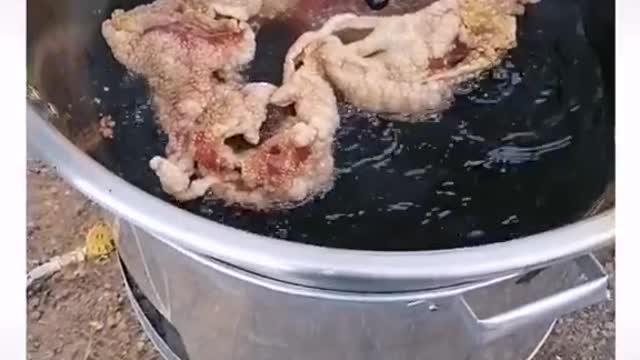 Así se elaboran los chicharrones de cerdo.